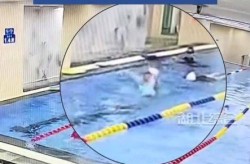 紧急！女孩游泳馆突溺水17 岁少年化身英雄力挽狂澜女孩游泳被拖入水中